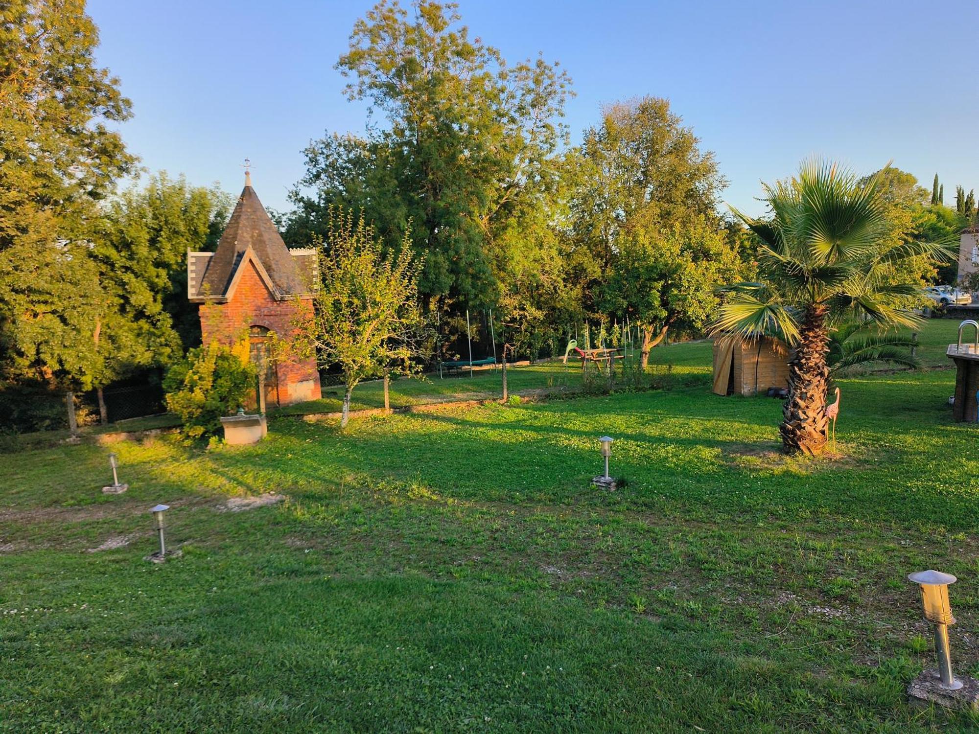 Bed and Breakfast Vegetal Jungle Blaye-Les-Mines Экстерьер фото